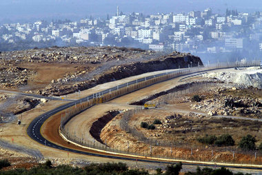 Israels Grenze bei der Stadt Tulkarem, wo streckenweise auch ein...