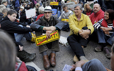 Schauspieler Walter Sittler (links) und der Linksparteivorsitzen...