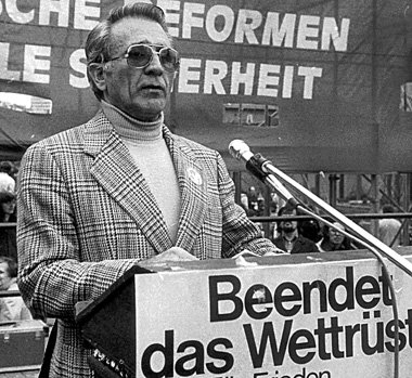 Lorenz Knorr 1978 bei einer Wahlkampfveranstaltung der Deutschen... Lorenz Knorr 1978 bei einer Wahlkampfveranstaltung der Deutschen...