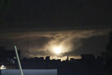 Tripolis, Nacht zu Sonntag: Ein Feuerball im Osten der libyschen... Tripolis, Nacht zu Sonntag: Ein Feuerball im Osten der libyschen...