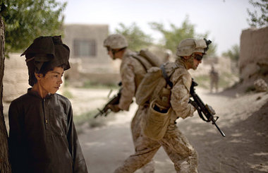 Am Sonntag in einem Dorf der Provinz Helmand: US-Marines auf Pat...