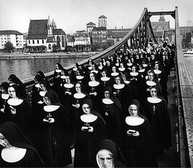 Nonnen fluten den Main &ndash; auf der Frankfurter Br&uuml;cke &...