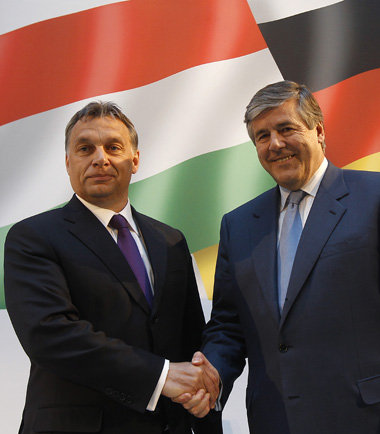Der ungarische Premier Victor Orb&aacute;n &ndash; hier links ne...