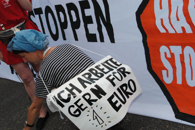 ATTAC-Aktion gegen Hartz IV: In Firmen, die am System verdienen,...