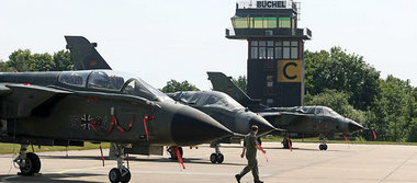 Bundeswehrjagdbomber auf dem Luftwaffenst&uuml;tzpunkt B&uuml;ch...