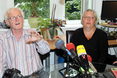 Brigitte Heinisch und ihr Anwalt Benedikt Hopmann bei der Presse...