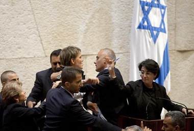 Am 2. Juni 2010 in der Knesset: Hanin Zoabi (r.) wird vor Angrif... Am 2. Juni 2010 in der Knesset: Hanin Zoabi (r.) wird vor Angrif...