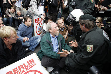 Test the Extremismusbegriff: Wolfgang Thierse (SPD) bei Antinazi...