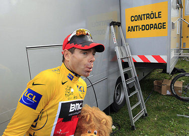 Cadel Evans bei der Dopingkontrolle am Samstag Cadel Evans bei der Dopingkontrolle am Samstag