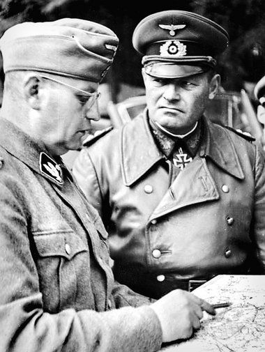 Generaloberst Erich Hoepner (r.) mit SS-Brigadeführer an de... Generaloberst Erich Hoepner (r.) mit SS-Brigadeführer an de...