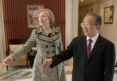 Nicht beruhigend: US-Außenministerin Hillary Clinton und C... Nicht beruhigend: US-Außenministerin Hillary Clinton und C...