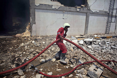 Libyscher Feuerwehrmann bei L&amp;ouml;scharbeiten an einem von ...