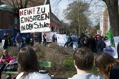 Protest gegen die Teilnahme der Bundeswehr an einem Berufsinform... Protest gegen die Teilnahme der Bundeswehr an einem Berufsinform...