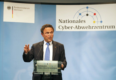 Bundesinnenminister Hans-Peter Friedrich schwebt in anderen Sph&... Bundesinnenminister Hans-Peter Friedrich schwebt in anderen Sph&...