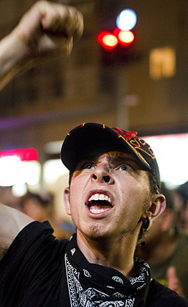 Ein junger Demonstrant am Sonntag in Tel Aviv