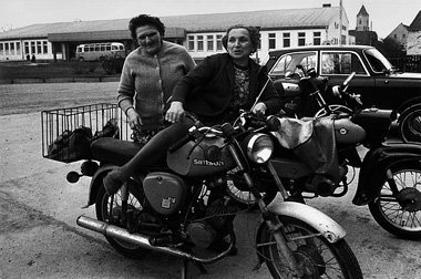 Frauen im sächsischen Dürrweitzschen (1975) mit Moped der legend...