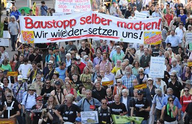 4500 Stuttgarter demonstrierten am Montag abend f&uuml;r eine so...