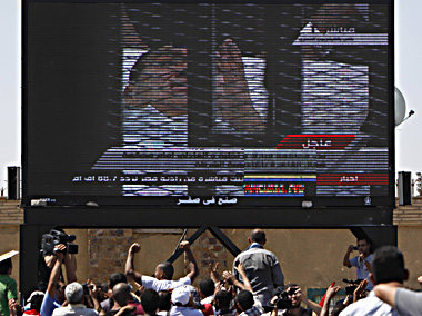 Public Viewing vor der Polizeiakademie in Kairo: &Auml;gypter ve...