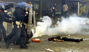 Genua 2001. Vorr&uuml;ckende Polizei, Tr&auml;nengas. Am Boden: ...