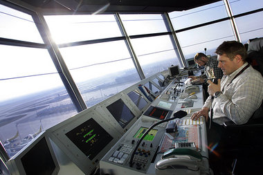 Fluglotse im Tower des M&uuml;nchner Airports. Die Gewerkschaft ...