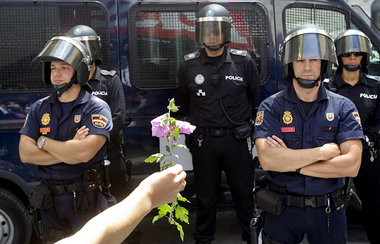 Blumen f&uuml;r die Polizei: Die Proteste der Emp&ouml;rten blie...