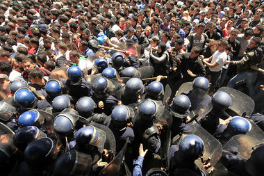 Algier, 2. Mai – Zusammenstöße zwischen demonstrierenden Student... Algier, 2. Mai – Zusammenstöße zwischen demonstrierenden Student...