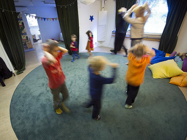 Bewegungsreiche Spielrunde statt Puppenhaus und Stöckerkampf. An...