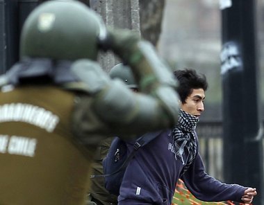 Chilenischer Jugendlicher flüchtet vor Polizei, Santiago am... Chilenischer Jugendlicher flüchtet vor Polizei, Santiago am...