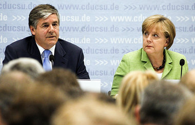 Kanzlerin Angela Merkel und Deutsche-Bank-Chef Josef Ackermann: ...