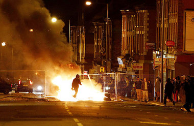 Kein Ende der Unruhen &ndash; Barrikade in Liverpool