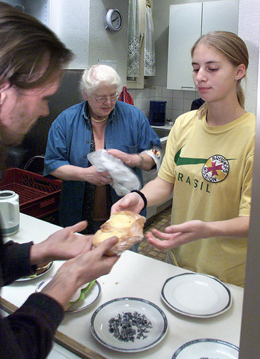 Armenspeisung: Schlange vor einer Suppenk&amp;uuml;che des Franz...