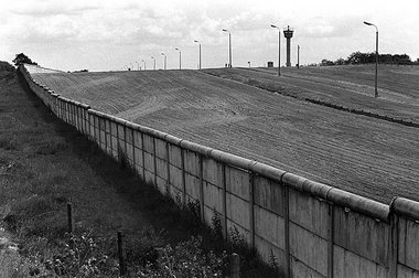 Das Foto zeigt die Grenzanlage zum Berliner Bezirk Spandau, aufg...