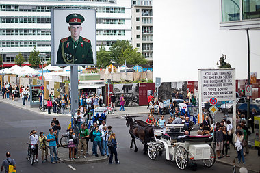 Touristenmagnet »Checkpoint Charlie« in Berlin-Mitte