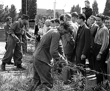 Grenzsicherung in Berlin mit Stacheldraht am 13.August 1961