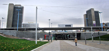 Halle-Neustadt: Dieser Hohlweg zwischen zwei leerstehenden Hochh...