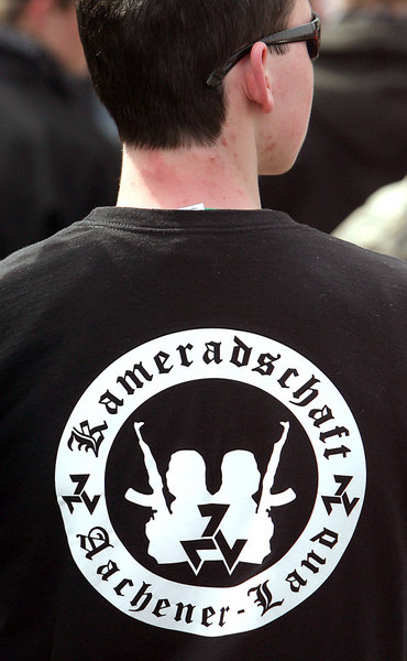 Das Symbol der »Kameradschaft Aachener Land« lä... Das Symbol der »Kameradschaft Aachener Land« lä...