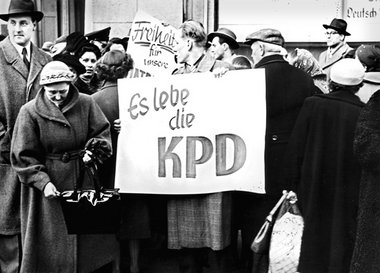 Proteste vor dem Bundesverfassungsgericht in Karlsruhe w&auml;hr...