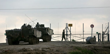 Israelische Truppen auf dem Marsch in den Gazastreifen