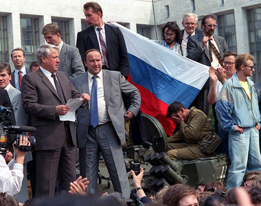 Boris Jelzin mit seinen Anh&auml;ngern vor dem &raquo;Wei&szlig;...