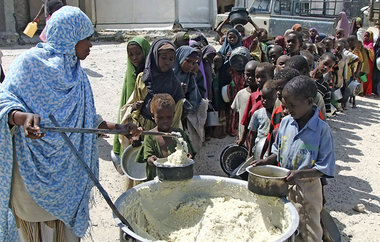 Ohne internationale Hilfe geht nichts mehr: Nahrungsverteilung a...