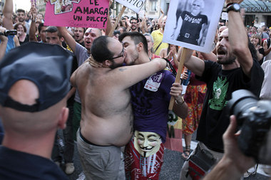 Zärtlicher Protest: Zwei Männer küssen sich während der Demonstr...