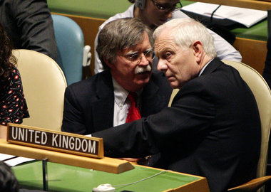 John Bolton, UN-Botschafter der USA (links)