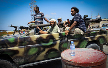 Libysche Rebellen in der 30 Kilometer westlich von Tripolis gele...