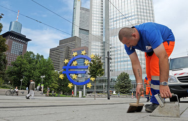Kehraus vor der Europ&auml;ischen Zentralbank in Frankfurt am Ma...