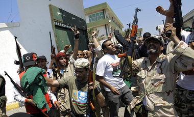 Stellvertretende Sieger: Libysche Rebellen feiern am Montag in d...