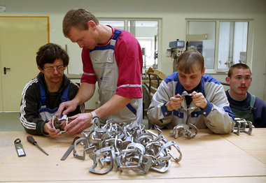 Arbeit in der Metallwerkstatt