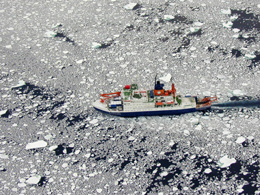 Die &raquo;Polarstern&laquo; im nicht mehr ganz so ewigen Eis