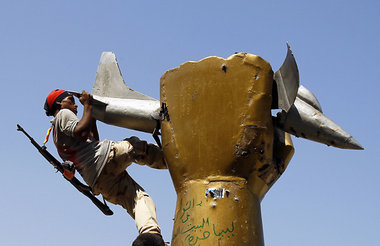 Klare Symbole: Aufst&auml;ndische zerst&ouml;ren in der libysche...