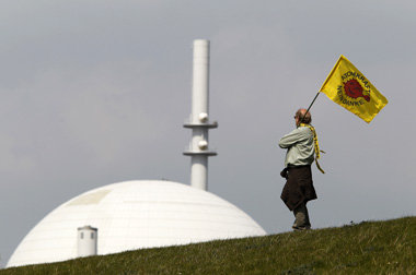 Atomkraftgegner vorm AKW Brokdorf, April 2010