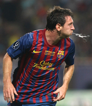 Das gute alte Zielw&auml;sserchen: Messi spukt es aus
